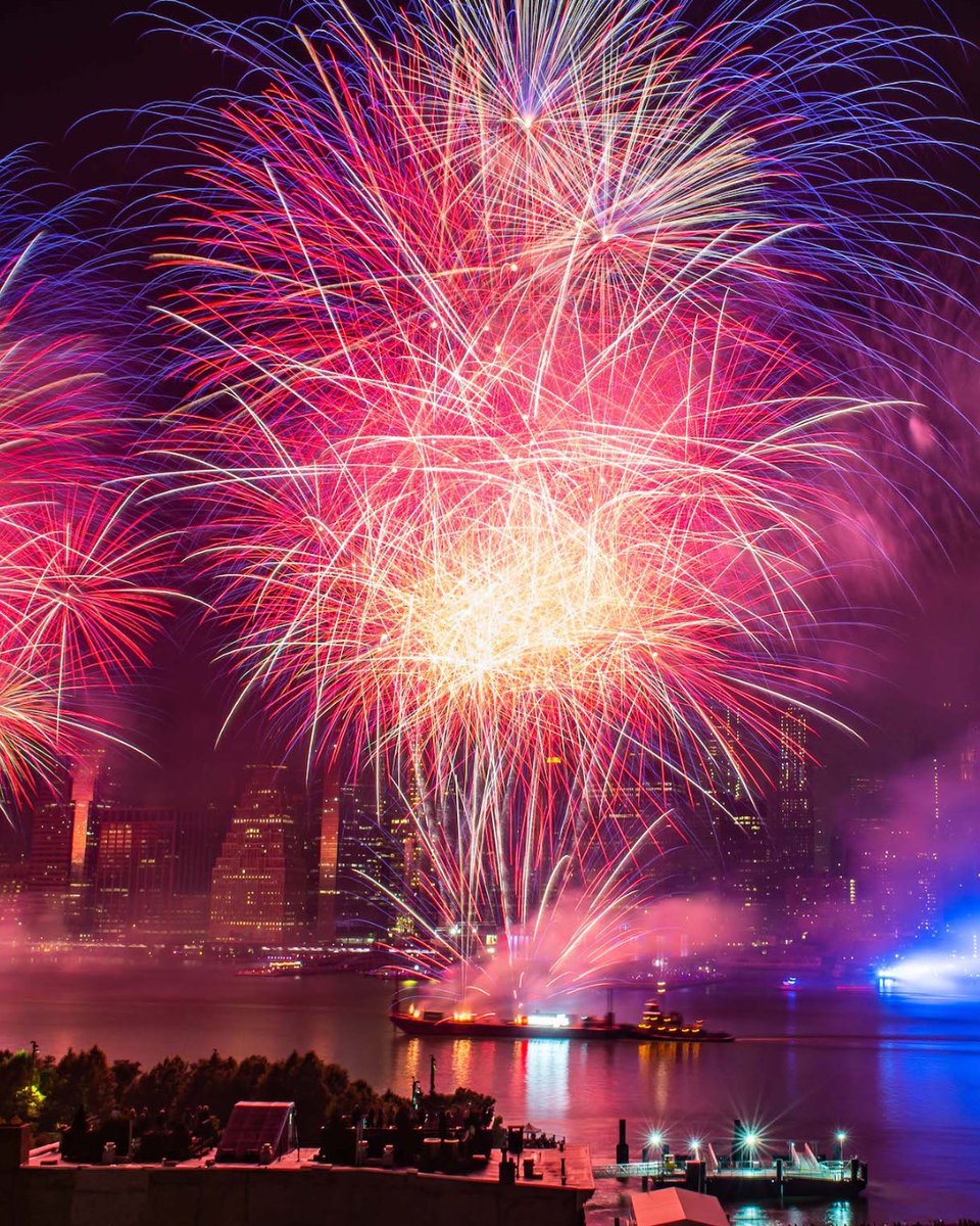 The July 4th Fireworks are lighting up the East River!🎆 Celebrate at Carne Mare by feasting on a full raw bar, carving station, chophouse snacks plus an open bar all night long. Enjoy exclusive access to a dedicated viewing area! 

Details ➤ bit.ly/4jUMRV6
#TheSeaport