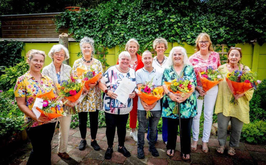 Op 26 juni jl mocht ik namens het college van b&amp;w maar liefst 11 stadsspelden uitreiken in het #Couveehuis #Statenkwartier aan vrijwilligers van <a href="/WelzijnSchev/">Welzijn Scheveningen</a> Het was weer een feest om te doen! Hulde en dank ap.lc/rmKdp
