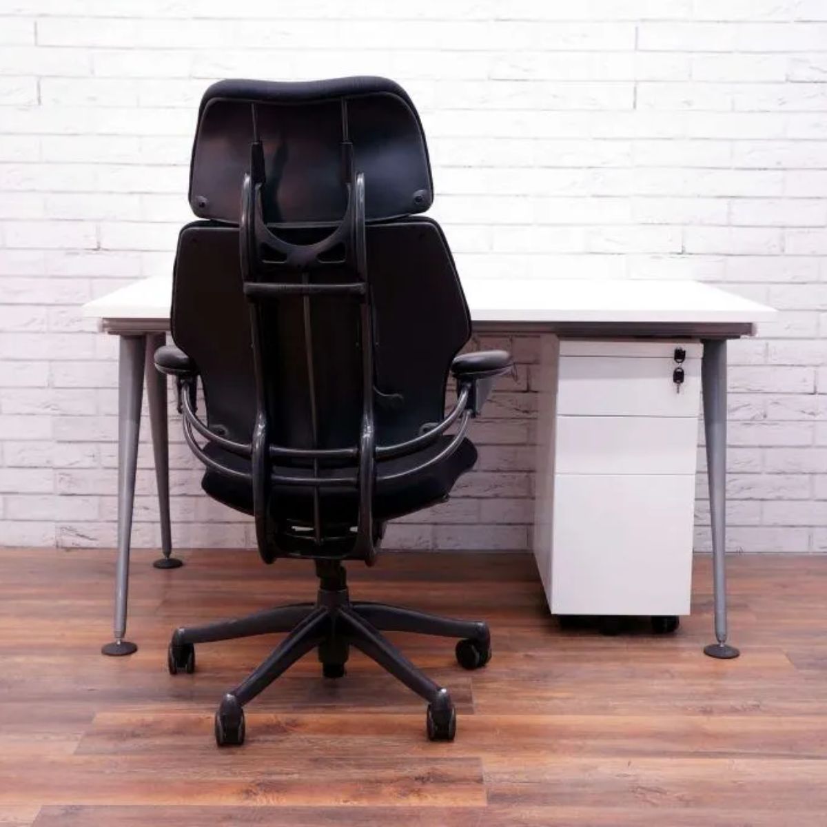 💼 Upgrade your workspace with this refurbished office bundle:
🪑 Humanscale Freedom chair
🖥️ Herman Miller Abak desk + pedestal
♻️ Stylish, ergonomic &amp; sustainable.

Grab the deal 👉 bit.ly/4mJvLvX
#OfficeFurniture #SustainableOffice