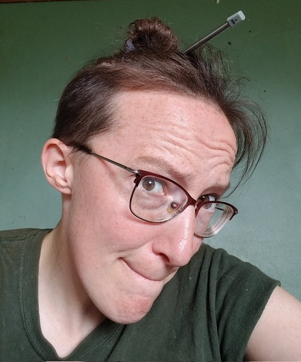 dragononmybelly's tweet image. Lost my knitting needle...
Gave up on knitting for now...
Found it in my hair...
Flipping heck...🤦‍♀️

#knittingtwitter #naptime