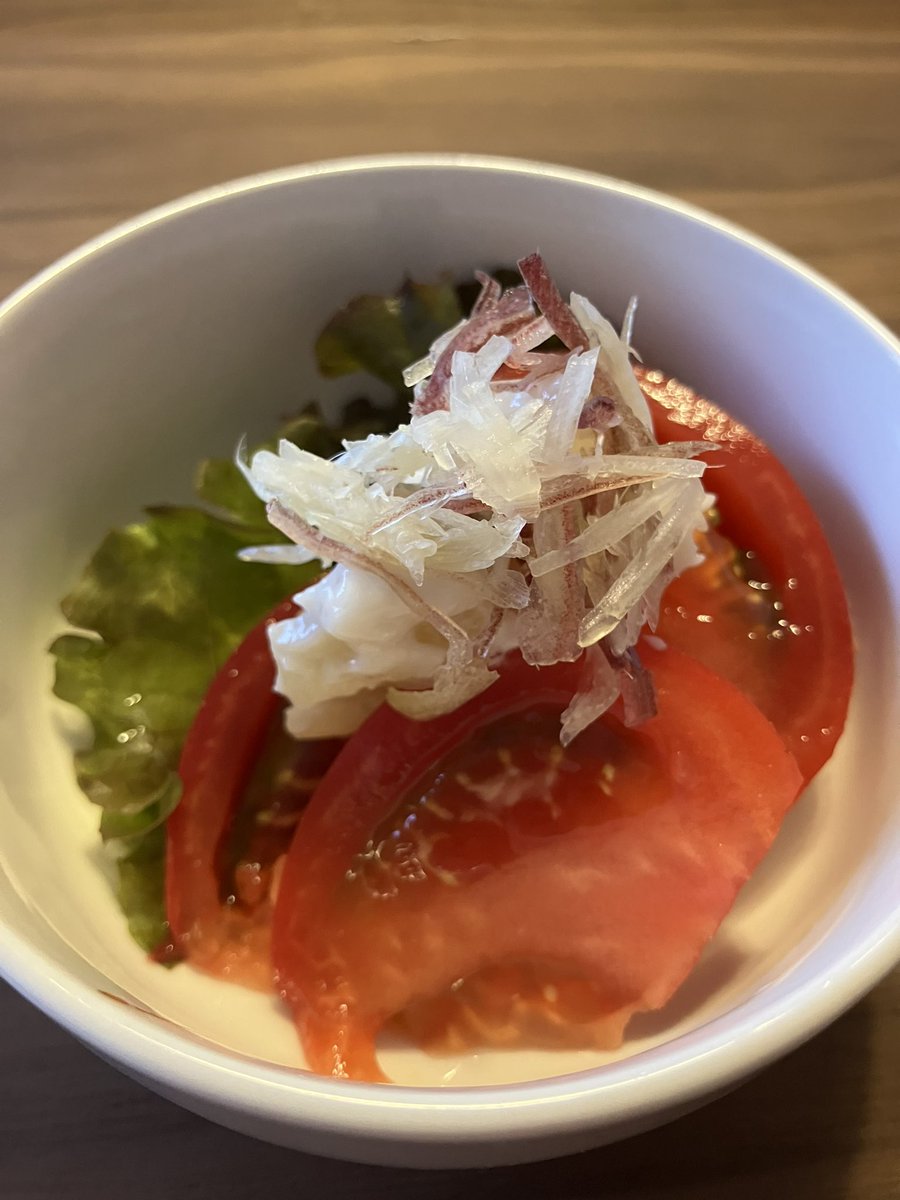 TukamotoMutuki's tweet photo. きんきんに冷えたトマト。
数の子わさび、そしてみょうが。熱のこもった身体をほぐしてくれます。冷蔵庫にこれがあると思うと帰宅が楽しみになる、これからの時期の旨し糧です。 https://t.co/knYzgYxNNL