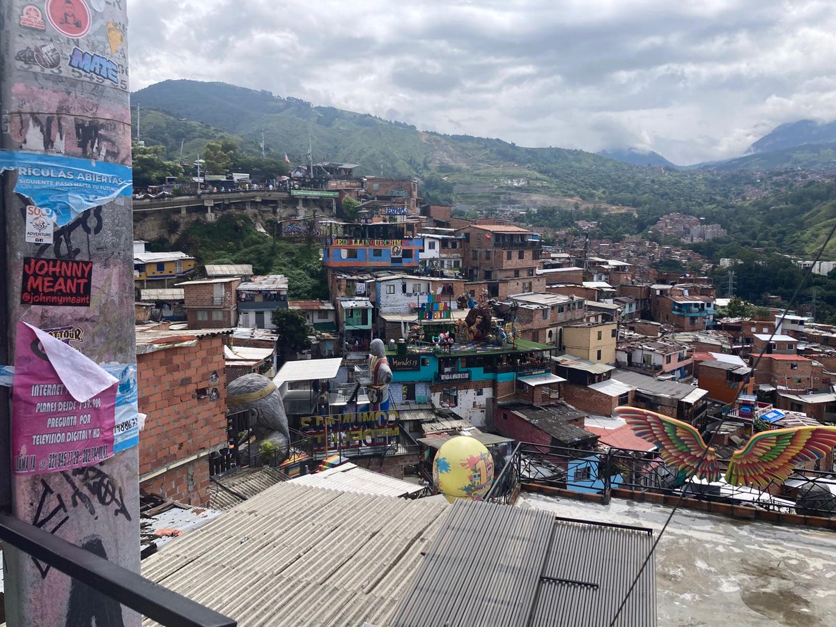 La Comuna 13 de Medellín, de rincón marcado por la violencia a foco de turismo. Sin duda, el cambio es notorio, pero ¿es sostenible a largo plazo? ¿Que las viviendas sean negocios no es una pequeña expulsión de vecinos? ¿Se está luciendo identidad, vendiéndose o amoldándose?