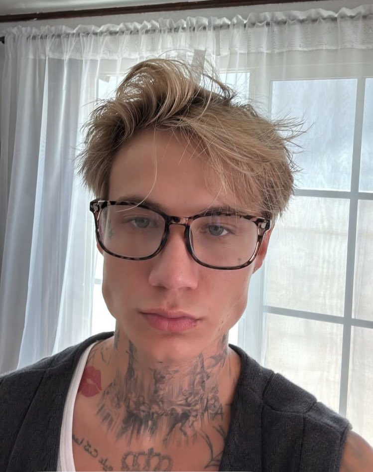 soberjxdn's tweet image. why is bro always mewing