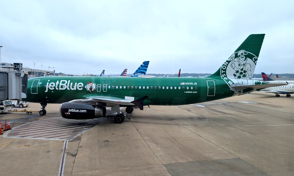 short_courts's tweet image. That&apos;s a neat looking livery #Celtics