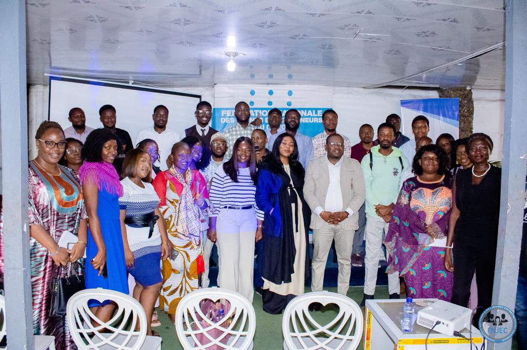 Ce vendredi 27 juin 2025, à l’occasion de la Journée Internationale des MPME, j’ai présidé le Séminaire d’Immersion organisé à l’attention des nouveaux membres FNJEC,  inscrits à Kinshasa au premier semestre 2025 .

Moment d’échanges enrichissants et de découverte de