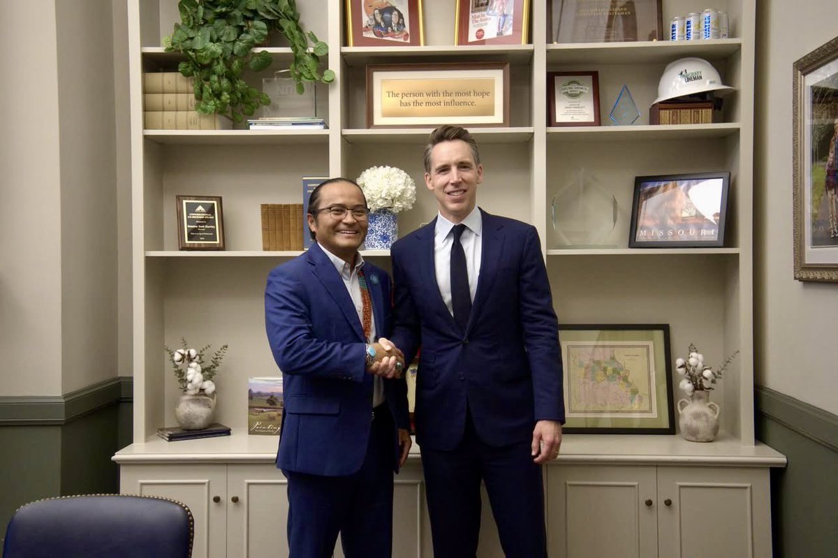 𝗣𝗿𝗲𝘀𝗶𝗱𝗲𝗻𝘁 𝗡𝘆𝗴𝗿𝗲𝗻 𝗗𝗶𝘀𝗰𝘂𝘀𝘀𝗲𝘀 𝗥𝗘𝗖𝗔 𝘄𝗶𝘁𝗵 𝗦𝗲𝗻. 𝗛𝗮𝘄𝗹𝗲𝘆

On June 25, Navajo Nation President Buu Nygren met with Sen. Josh Hawley (R-MO) to discuss the Radiation Exposure Compensation Act (RECA) and the joint efforts to reauthorize and expand the