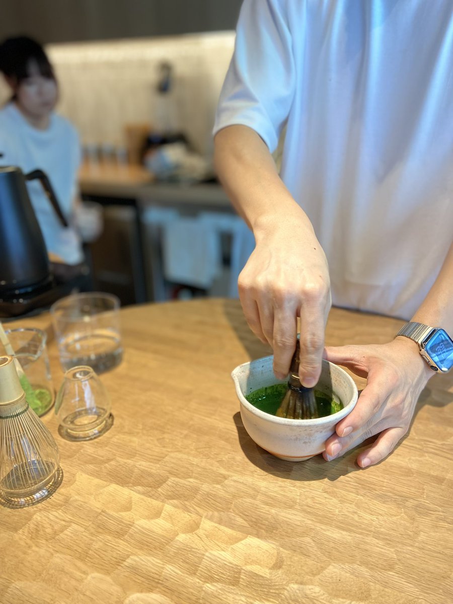 グッモー✌️新しくオープンした開放感のあるお店に遭遇。『ハ十ハ(はとや)渋谷』抹茶ドリンクのお店です。お勧めの「抹茶ラテ」を頂戴した。濃厚でクセになる味、きっと飲んだ方は、“は抹茶(はまっちゃ)“うね。次回は「抹茶かき氷」を頂くことにします。場所は神山奥渋通りです。I♥️渋谷🤗