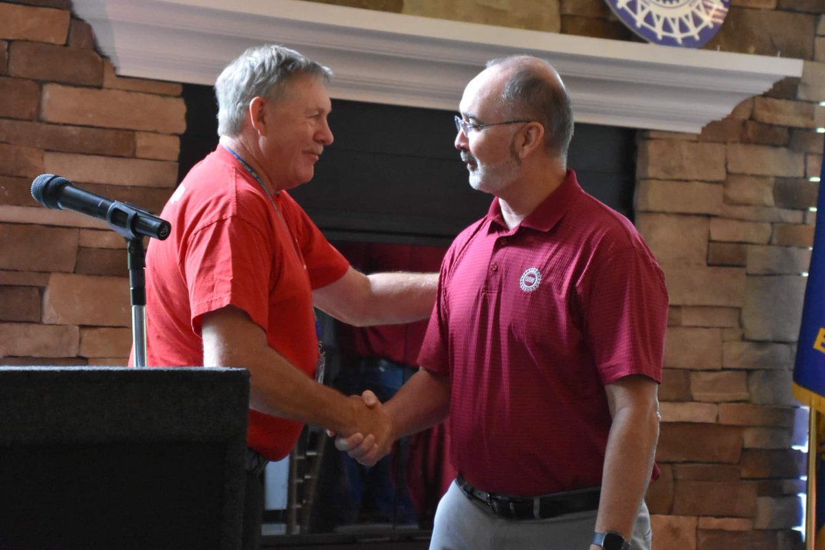 UAWregion9's tweet image. 📅 On June 11, UAW President Shawn Fain met with Central New York Retiree Chapters, continuing his commitment to staying connected with the backbone of our union — our retirees. 🙌
#UAW
See more here 👇
join.photocircleapp.com/58XB3QMY3T