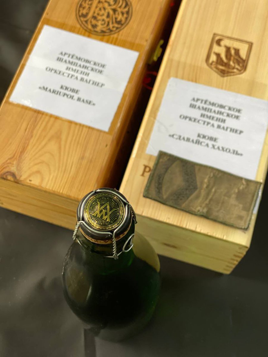 Админу в подарок прислали 3 бутылки Артёмовского шампанского из тех самых пыльных подвалов Бахмута, они максимально аутентичные без наклеек, но с фирменной Артемовский пробкой, которую не подделать. Рекомендуется их дарить, оставить себе на память или употреблять по очень