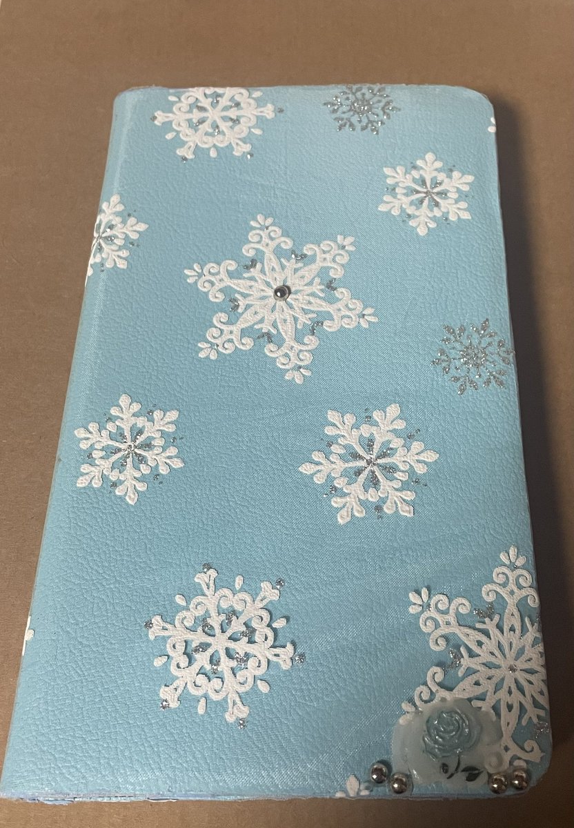 FryToTheFuture's tweet image. 昼いっぱい寝たから午後から数点工作してフィルム整理してただけなのにこんな時間に…クソ眠い

ずっと使ってたやつが経年劣化で合皮の表皮が剥がれてボロボロで、気に入るのも売ってなかったから家にある材料でタブレットケース作った🩵