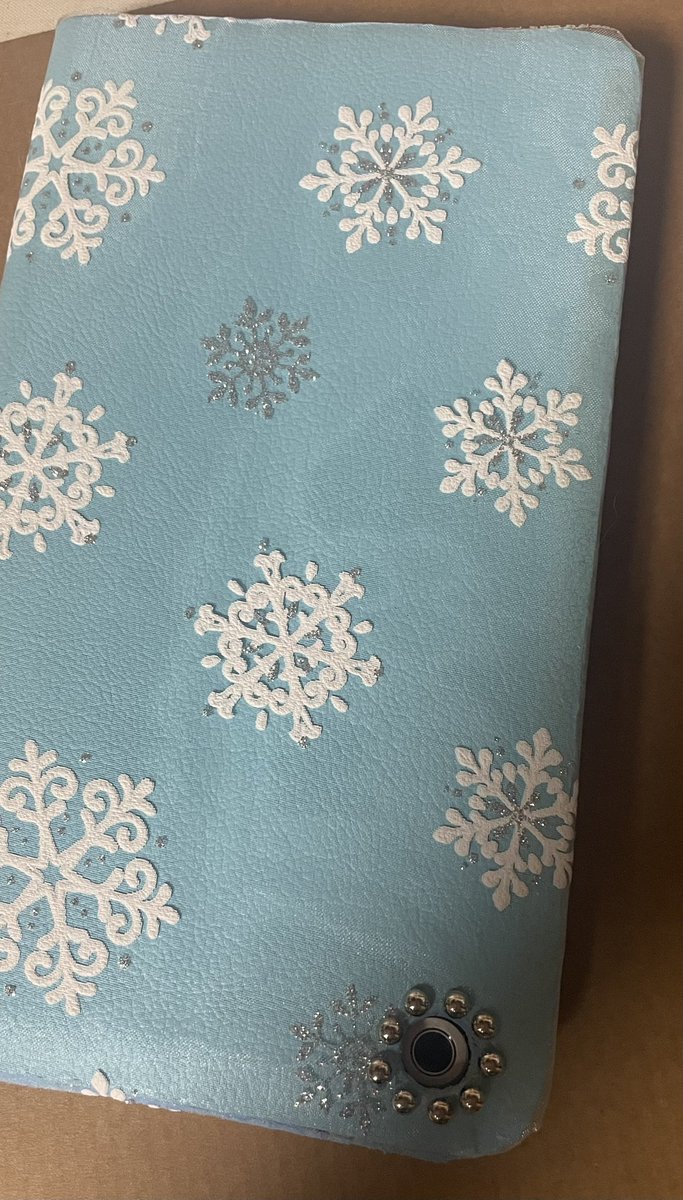 FryToTheFuture's tweet image. 昼いっぱい寝たから午後から数点工作してフィルム整理してただけなのにこんな時間に…クソ眠い

ずっと使ってたやつが経年劣化で合皮の表皮が剥がれてボロボロで、気に入るのも売ってなかったから家にある材料でタブレットケース作った🩵