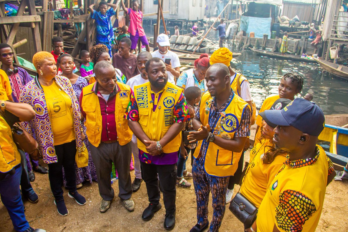 District404B5Ng's tweet photo. This thoughtful donation aims to provide a safe, reliable, and consistent means of transportation for schoolchildren, many of whom must navigate treacherous waters daily just to attend classes.
@lionsclubs
#weserve #WeSeeYourStory #lionsclubs #makoko #MD404 #district404b2 https://t.co/rYU1dE15UC