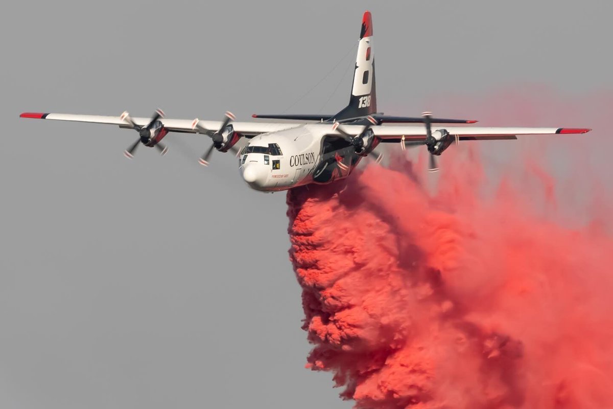 CoulsonAviation's tweet image. Earlier this month, T-138 supported suppression efforts on the #applegatefire - hitting tough terrain with precision drops to support crews on the ground. Thanks to IG user Valleyavphoto for the photos! 🔥✈️ #coulsonaviation #aerialfirefighting