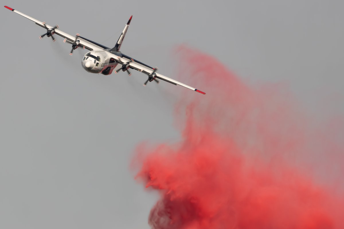 CoulsonAviation's tweet image. Earlier this month, T-138 supported suppression efforts on the #applegatefire - hitting tough terrain with precision drops to support crews on the ground. Thanks to IG user Valleyavphoto for the photos! 🔥✈️ #coulsonaviation #aerialfirefighting