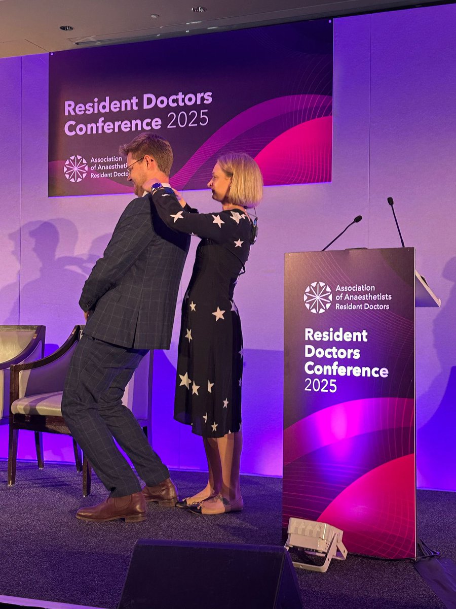 GaslingSarah's tweet image. And with that, after a spectacular @Anaes_Residents conference and year as Chair, it’s time to hand over the reins to @Jamesbrooks90. I am so proud of everything the committee have achieved and grateful for their support. Over and out from the chair who never planned to be! 🎤⬇️