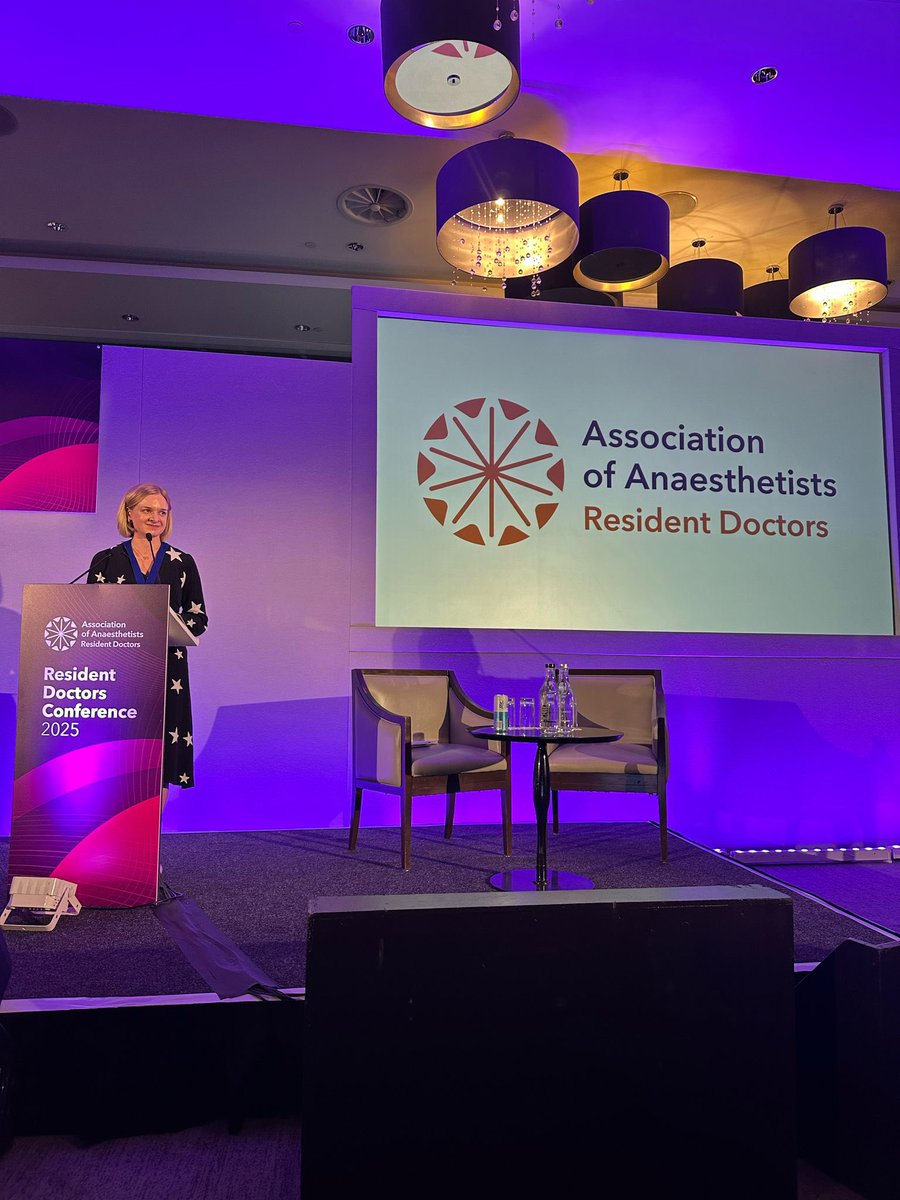 GaslingSarah's tweet image. And with that, after a spectacular @Anaes_Residents conference and year as Chair, it’s time to hand over the reins to @Jamesbrooks90. I am so proud of everything the committee have achieved and grateful for their support. Over and out from the chair who never planned to be! 🎤⬇️