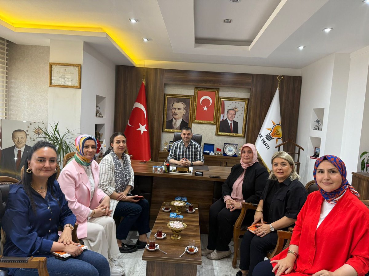 kad_samsun's tweet photo. İl Koordinatörümüz ve Genel Merkez MKYK Üyemiz Sayın Gülayşe Durak, İl Kadın Kolları Başkanımız Sayın Tuğçe Dağdemir Muslu ve başkan yardımcılarımız ile birlikte, İlkadım Ana Kademe İlçe Başkanımız Sayın Ersin Kasap’ı ve İlçe Kadın Kolları Başkanımız Sevgi Çakır’ı makamında ziyaret ettik. Nazik ev sahiplikleri ve samimi misafirperverlikleri için kendilerine teşekkür ediyor, çalışmalarında başarılar diliyoruz.
@avtugcedagdemir 
@rukiye_toy 
@havvasabuncuog1 
@GulayseDurak