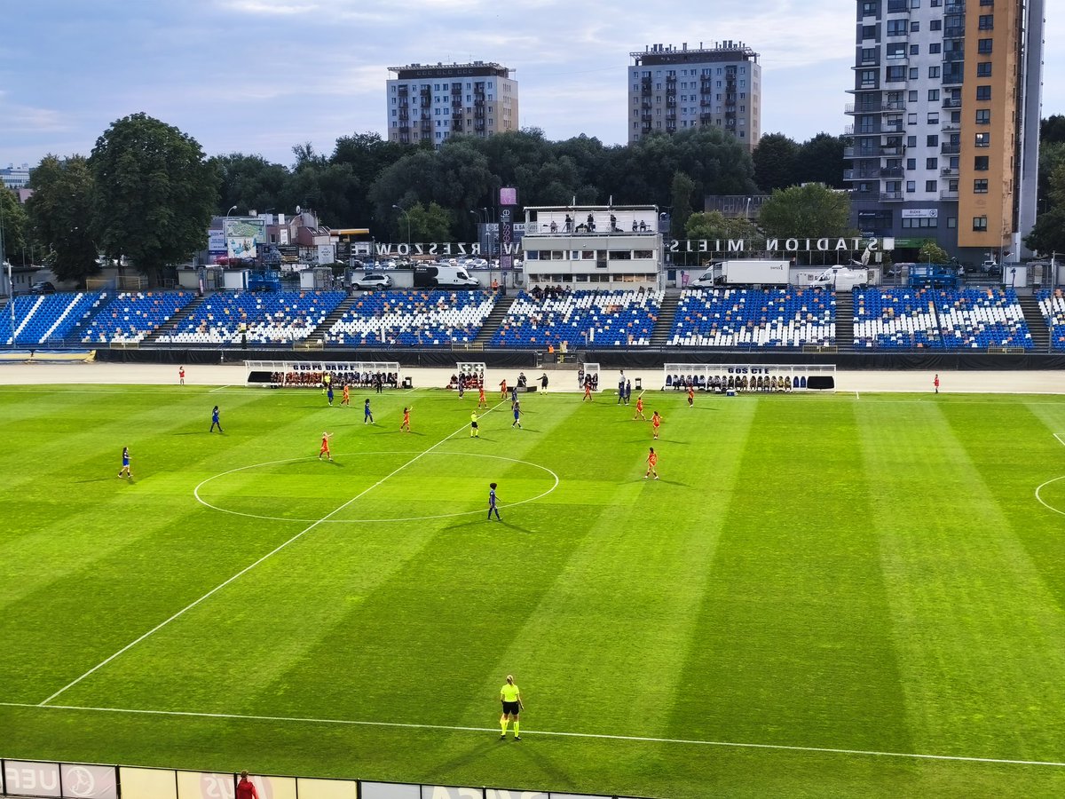 speedwaystal's tweet photo. Mój pierwszy raz na kobiecej piłce. Finał mistrzostw Europy u19 Hiszpania - Francja. Vamos! https://t.co/hiw9WcL4ZQ
