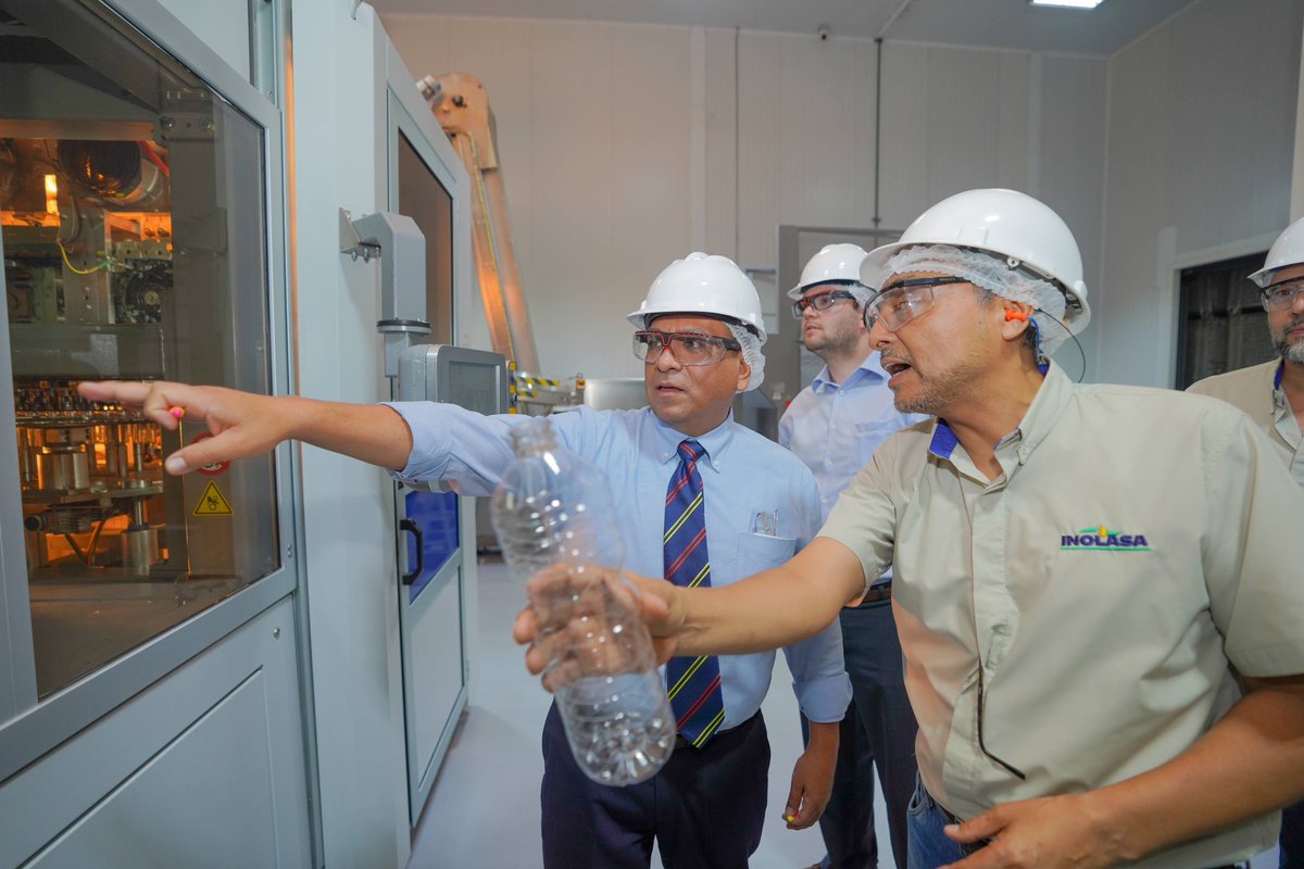 El Encargado de Negocios Mike Flores y el equipo de la Embajada visitaron las instalaciones de INOLASA en Puntarenas, la compañía de soya más grande del Centroamérica. INOLASA produce alimentos de alta calidad con soya de Estados Unidos ¡la mejor del mundo!.
Otro gran ejemplo de