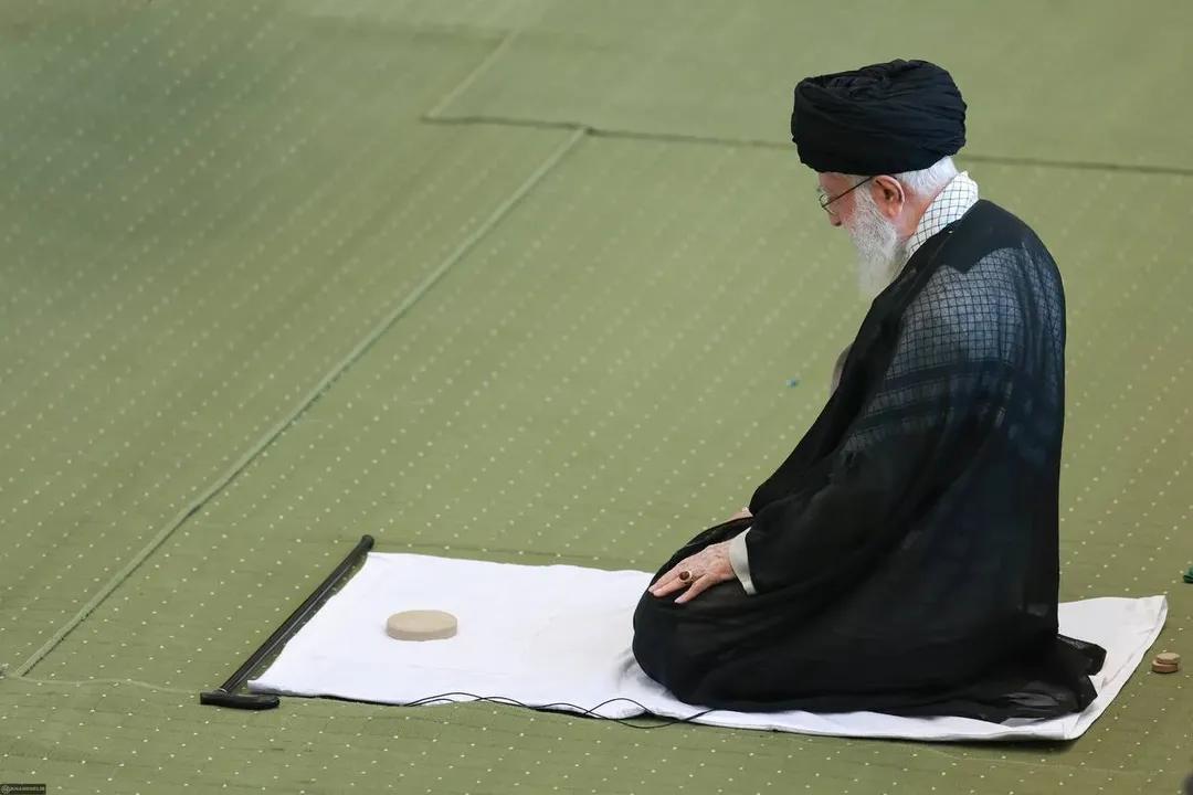 تو بمان ای آن که چون تو پاک نیست.