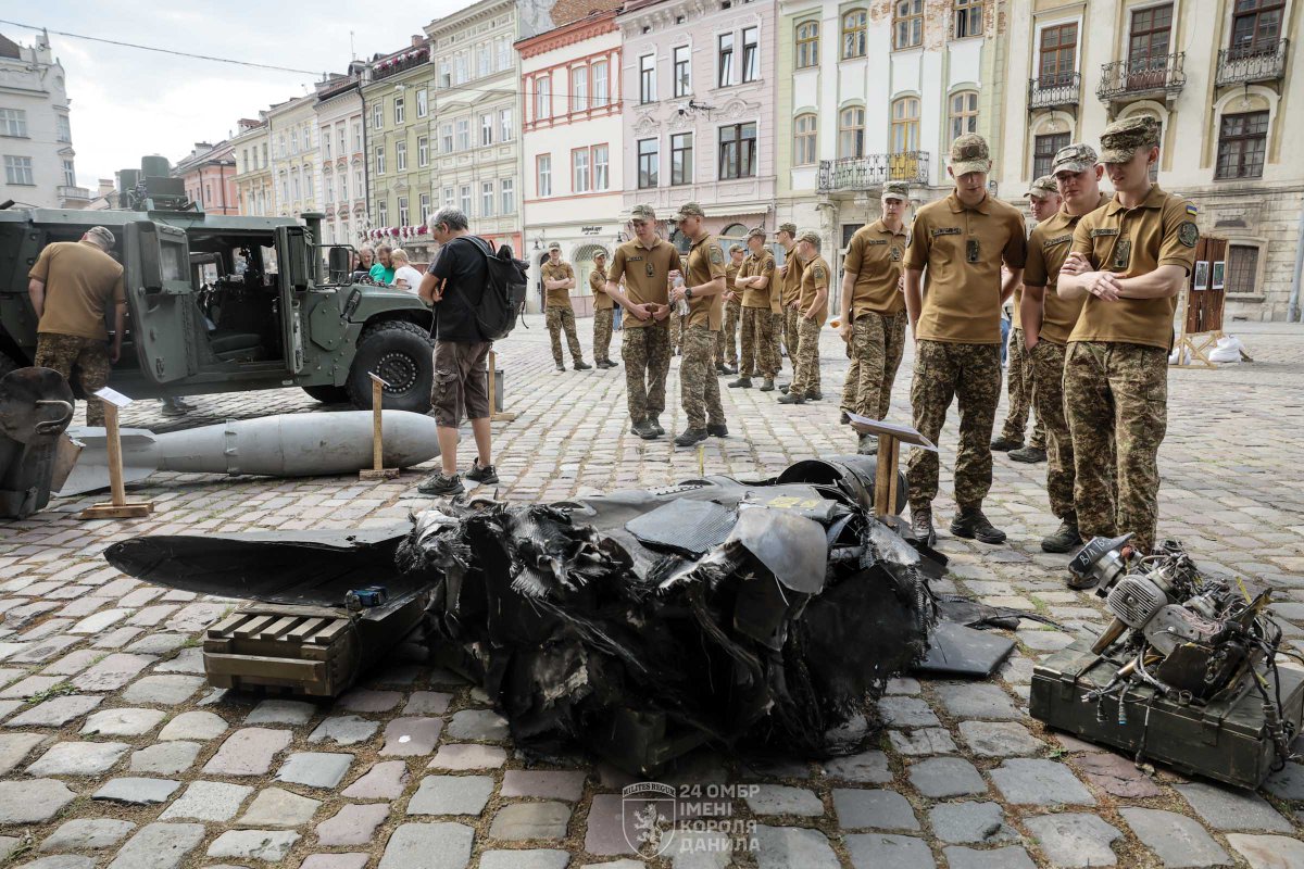24th_brigade's tweet image. 🔥ЧАСІВ ЯР. ВОГНЕТРИВКІ — фотовиставка-інсталяція 24 ОМБр імені короля Данила вже працює у Львові!
Виставка працюватиме до 29 червня на Площі Ринок з північної сторони.
Приходьте та занурюйтесь в моменти щоденного подвигу воїнів 24 бригади.
