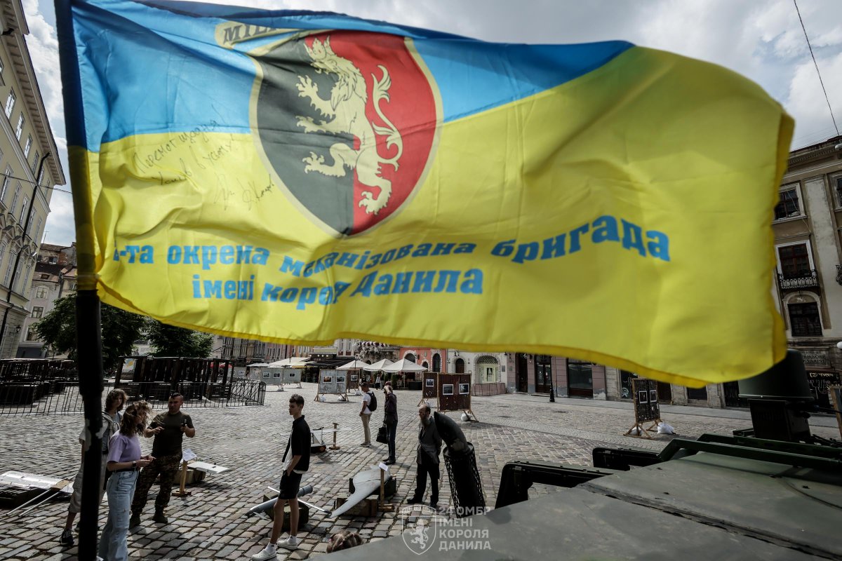 24th_brigade's tweet image. 🔥ЧАСІВ ЯР. ВОГНЕТРИВКІ — фотовиставка-інсталяція 24 ОМБр імені короля Данила вже працює у Львові!
Виставка працюватиме до 29 червня на Площі Ринок з північної сторони.
Приходьте та занурюйтесь в моменти щоденного подвигу воїнів 24 бригади.
