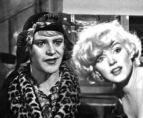 -Zucchero: Aspetta da molto?
- Joe: Non importa quanto si aspetta, ma chi si aspetta

A qualcuno piace caldo 1959
Marilyn Monroe
Jack Lemmon