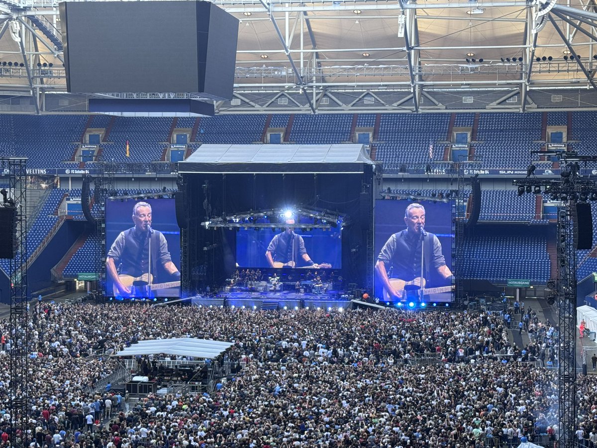 Ungewöhnlich: 40 Minuten gespielt suf Schalke - Publikum immer noch glücklich! #Springsteen