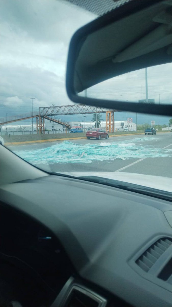 TabascoHOY's tweet photo. #ReporteTH🚨 | ¡Circule con precaución! ⚠️
En la vía Villahermosa–Frontera, a la altura de Lagunas 3, un camión sufrió el desprendimiento de varias placas de vidrio, las cuales quedaron regadas sobre el asfalto. 🚧 El incidente fue causado por la falta de aseguramiento en la carga. @SSPCTabasco
👉 https://t.co/MaPADTwtL5