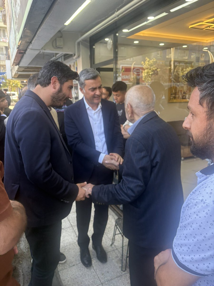 “ Demokratik Toplumla Özgür Geleceğe “ şiarıyla yarın gerçekleştireceğimiz Hakkâri il kongremize halkımızı davet ettik. Bugüne kadar barışı ve özgür yaşamı büyük bir fedakarlıkla savunan halkımızın “ Barış ve Demokratik Toplum “ sürecini de büyük bir emekle sahipleneceğini