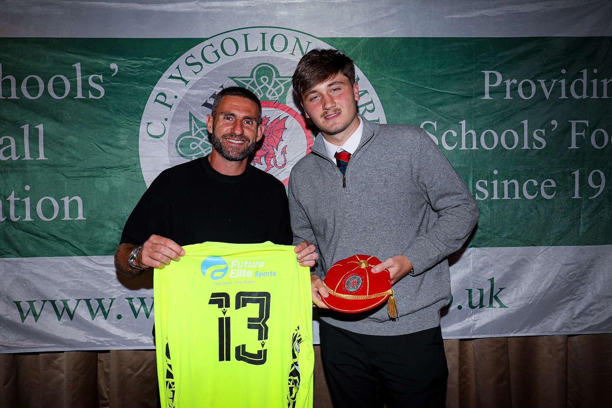 PontardaweTown's tweet image. 👏🏼 PROUD MOMENT FOR NATHANIEL OSBORNE LAST NIGHT.

🏴󠁧󠁢󠁷󠁬󠁳󠁿 RECEIVING HIS WELSH CAP AFTER A BRILLIANT SEASON WITH WELSH SCHOOL BOYS AND WINNING PLAYERS PLAYER OF THE YEAR.

❤️ A GREAT KEEPER AND AN EVEN BETTER PERSON.

⚫️⚪️ PONTY AND PROUD.