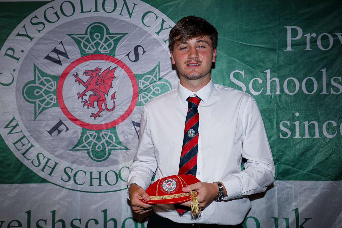 PontardaweTown's tweet image. 👏🏼 PROUD MOMENT FOR NATHANIEL OSBORNE LAST NIGHT.

🏴󠁧󠁢󠁷󠁬󠁳󠁿 RECEIVING HIS WELSH CAP AFTER A BRILLIANT SEASON WITH WELSH SCHOOL BOYS AND WINNING PLAYERS PLAYER OF THE YEAR.

❤️ A GREAT KEEPER AND AN EVEN BETTER PERSON.

⚫️⚪️ PONTY AND PROUD.