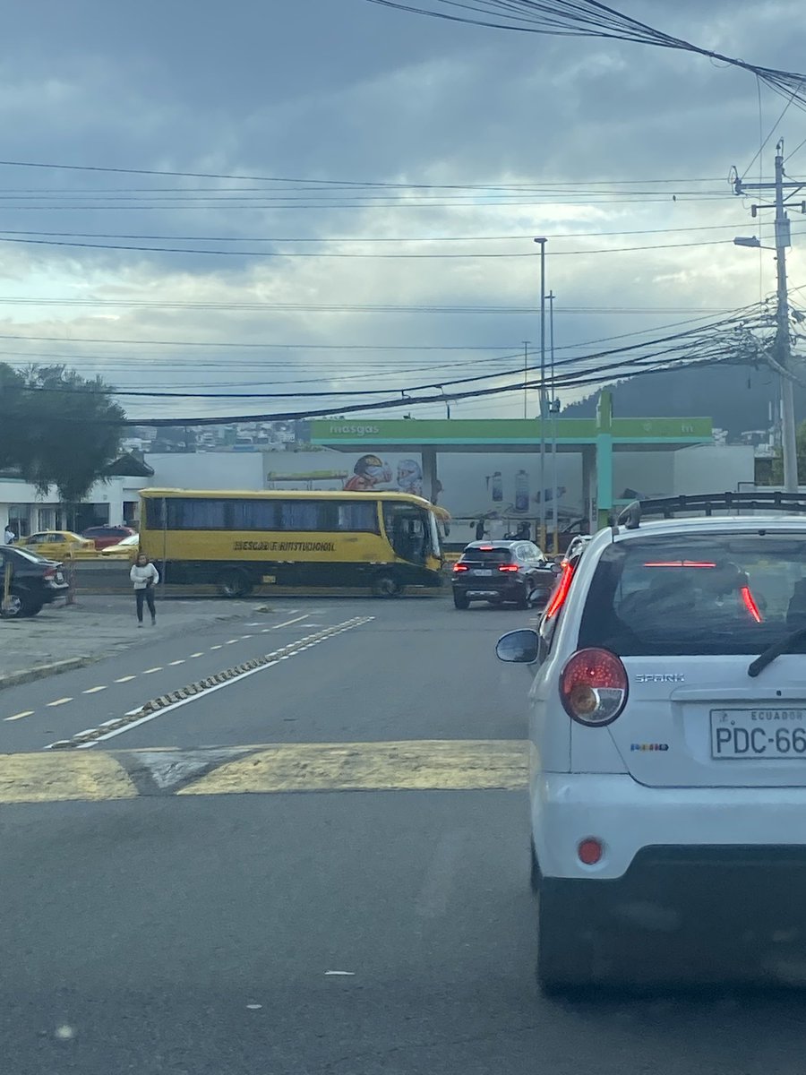 anapborja's tweet photo. Señores @AMT_Quito  esta mañana , entre 7h30 y 7h32 , 2 minutos que demoramos en bajar por la Mariano Echeverria desde la Brazil a la Prensa, más de 5 autos, conducidos por “vivísimos conductores”bajaban invadiendo vía !! Favor poner un  agente de tránsito! https://t.co/2JhAy7fcWw