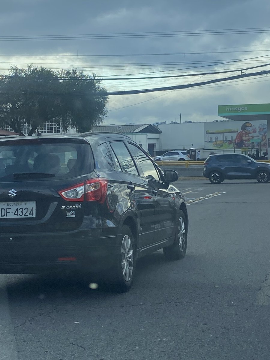 anapborja's tweet photo. Señores @AMT_Quito  esta mañana , entre 7h30 y 7h32 , 2 minutos que demoramos en bajar por la Mariano Echeverria desde la Brazil a la Prensa, más de 5 autos, conducidos por “vivísimos conductores”bajaban invadiendo vía !! Favor poner un  agente de tránsito! https://t.co/2JhAy7fcWw