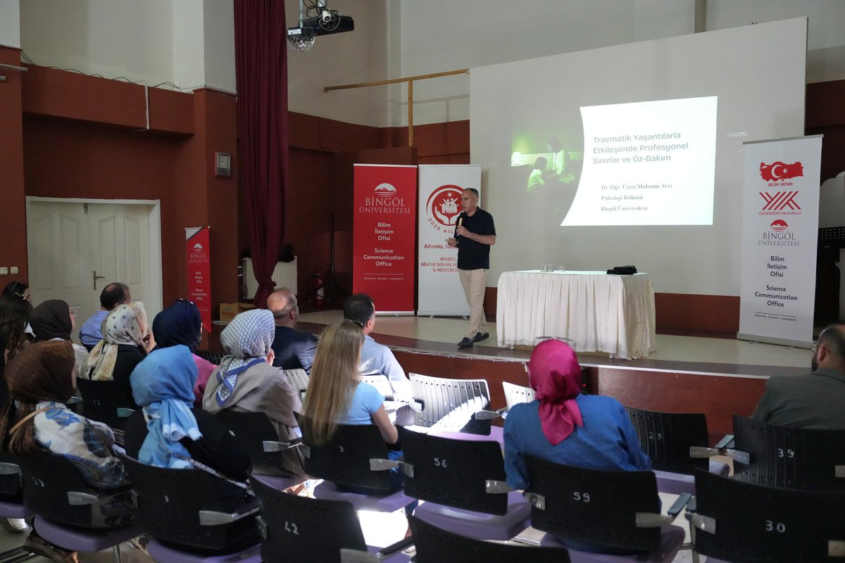 YÖK Bilim Kafe Etkinlikleri Kapsamında “Etkileşimde Profesyonel Sınırlar ve Özbakım” Eğitimi Gerçekleştirildi

Yükseköğretim Kurulu (YÖK) tarafından organize edilen ve dünyanın en büyük bilim-toplum buluşması olma özelliği taşıyan Bilim Kafe Etkinlikleri, 81 ilde 150’den fazla
