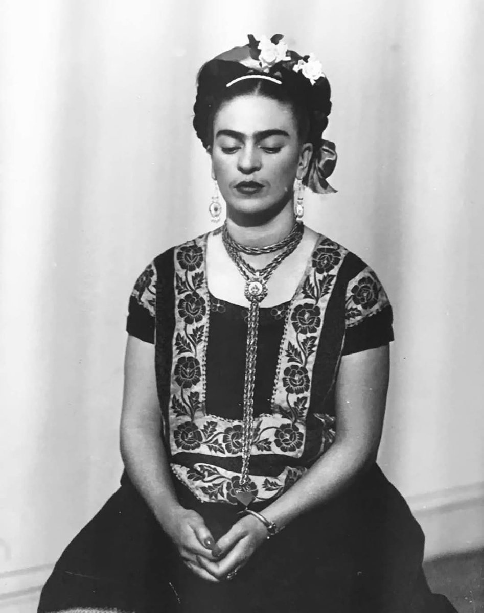 jager1108's tweet image. Portrait de Frida Kahlo par Dora Maar, vers 1934.

#FridaKahlo #DoraMaar #Portrait1934 #PhotographieFrançaise #FemmesArtistes #Surrealisme #AvantGarde #ArtEtIdentité #MémoirePhotographique #IcôneFéminine #HistoireDeLArt #RencontreArtistique