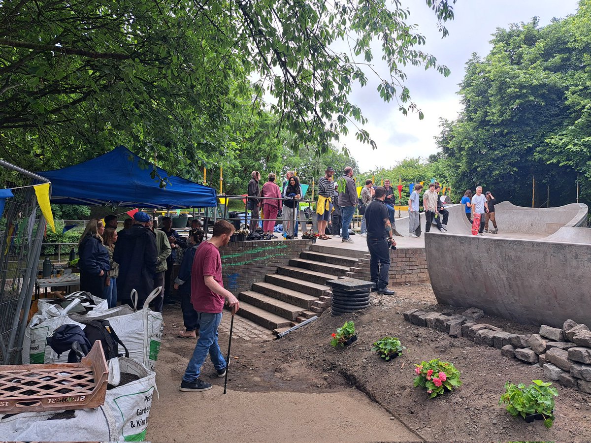 WOLCT's tweet photo. Turns out it takes a community to build a skatepark...soft opening of The Dock at Coalie Park today  funders, volunteers and skaters mingled to see progress. Hope to have the fences down in a week or so. @balfourbeatty @EdinOutdoors  @TNLComFund https://t.co/Oj0V5G9K0W