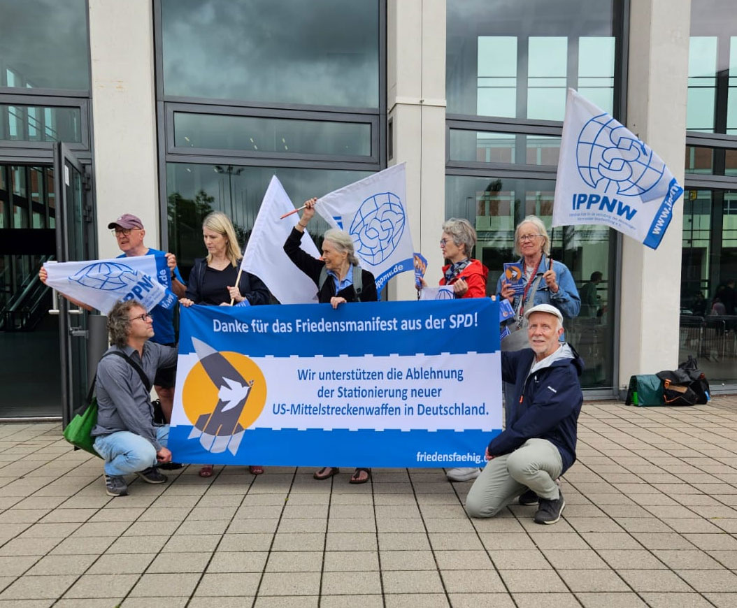 IPPNWgermany's tweet image. Aktivist*innen der Kampagne „Friedensfähig statt erstschlagfähig. Für ein Europa ohne Mittelstreckenwaffen!“ bedankten sich heute am Rande des #spdbpt25 #Parteitag bei den Unterzeichner*innen des #Friedensmanifest.
