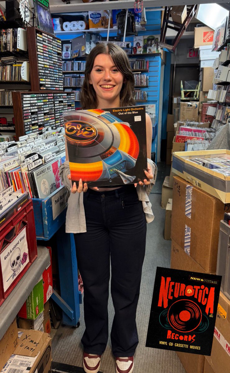 neurotica3's tweet photo. Staff summer #classicrock pick by Ally- #electriclightorchestra
Out of the Blue. Sweet!
🚀
#torontorecordstores #torontovinyl #vinylto #torontolife #vinyl #neuroticarecords #records #vinylobsession #vinylcollector #vinyladdict #shoplocal #recordshop #vinyllovers @JeffLynnesELO https://t.co/vNm1cz6n0f