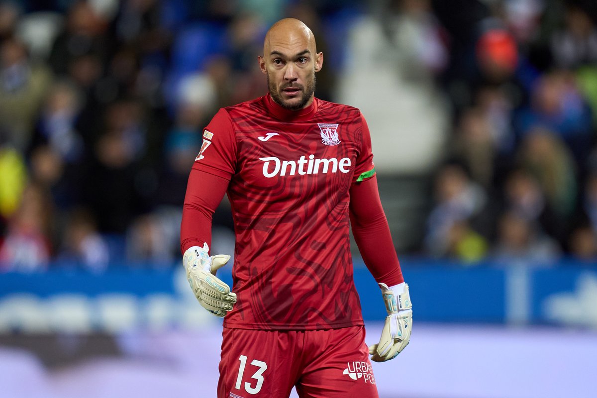 El mercado del <a href="/RCDEspanyol/">RCD Espanyol de Barcelona</a> a 27 de junio:

🔵 Roberto Fernández (6,2M€)
🔵 Carlos Romero (cedido)
🔵 Dmitrovic (libre)
🔵 Kike García (libre)
🔵 José Salinas (libre)
🔵 Miguel Rubio (libre)
🔵 Hugo Pérez (libre)
🔵 Marcos Fernández (libre)

😳🐦