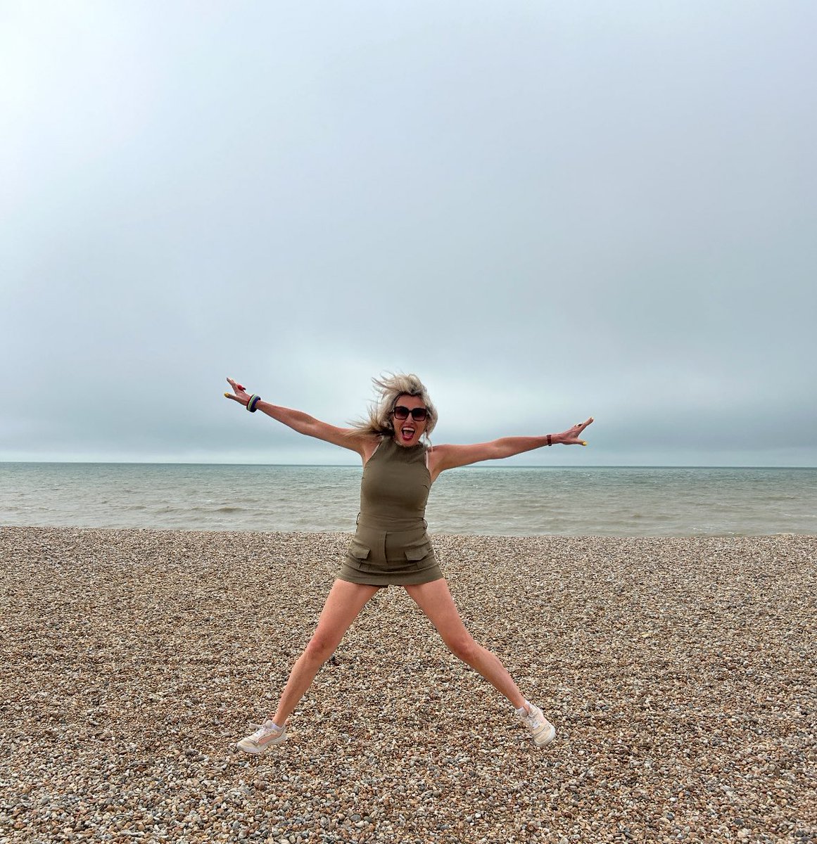 nancy_sorrell's tweet image. Great afternoon, walking, birdwatching and sand dune jumping. @JamesMoir10
#cambersands
#rye
#birdwatching
#sanddunes
#jumping
#walking