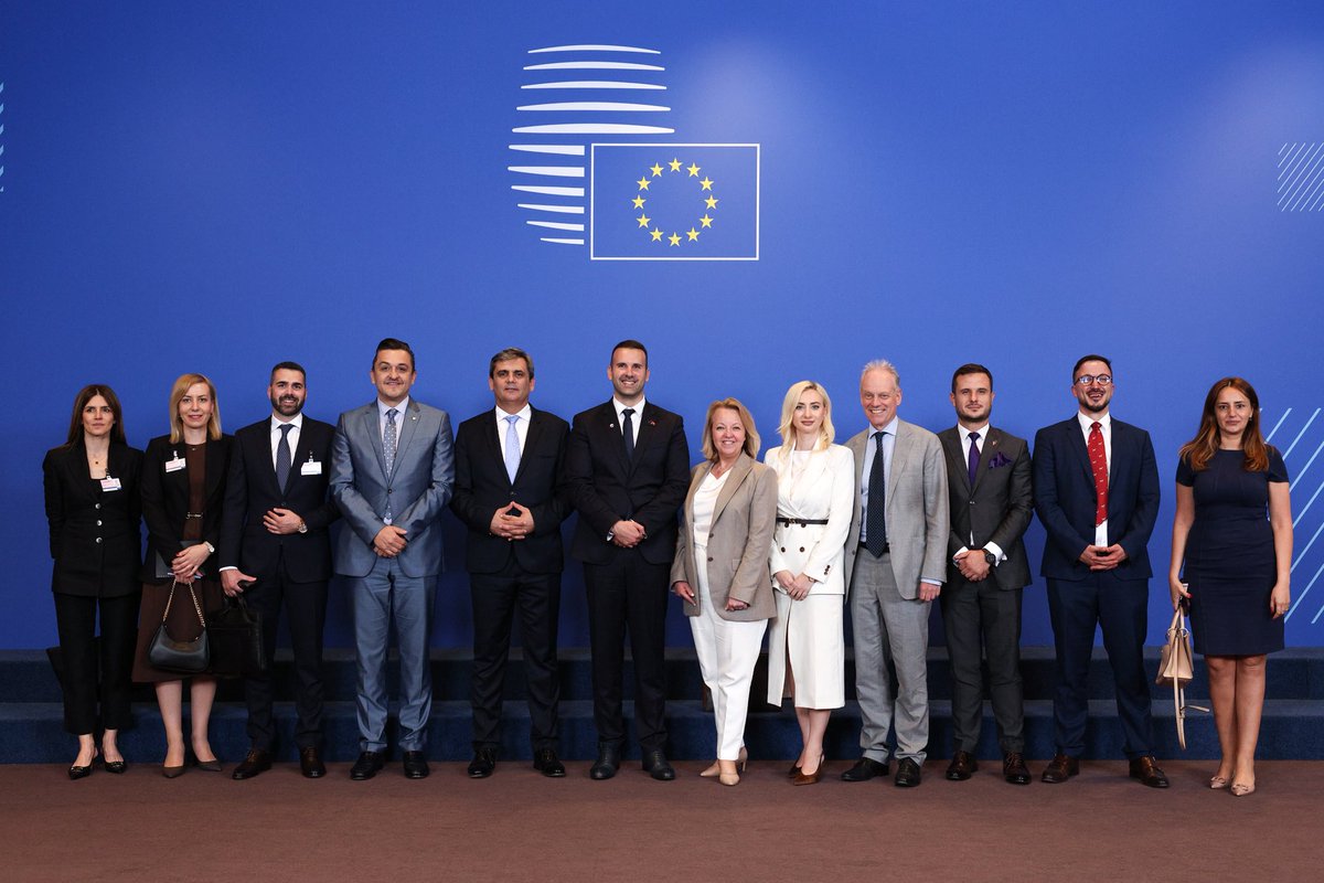 Zatvorili smo još jedno poglavlje! Zahvalna sam na sjajnoj atmosferi i brojnim pohvalama tokom današnje međuvladine konferencije (MVK) sa Evropskom unijom. 

Kao što smo i zacrtali, zatvaranjem poglavlja približavamo se konačnom cilju pristupanja do 2028. Poglavlje 5 - javne