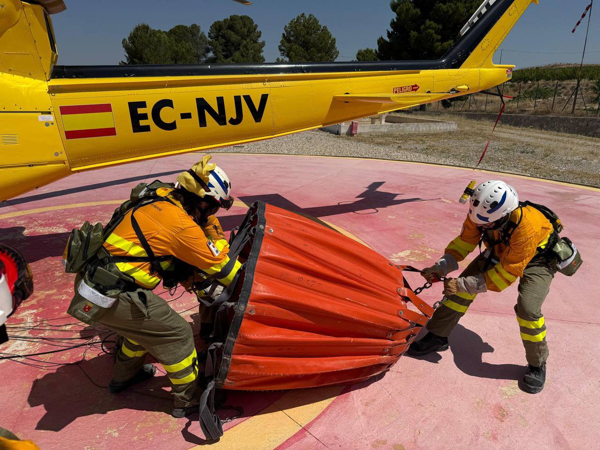 defensaforeMUR's tweet photo. [ADIESTRAMIENTO]

Acción formativa de reciclaje para la Brigada Técnica #BRITEC sobre asistencia en operaciones de helitransporte de unidades terrestres

Dos ediciones esta semana en CEDEMUR @SierraLaPilaPR, con formación a cargo de la tripulación #MEDAER y el #OFISEG
#UDIF #IIFF https://t.co/BduoMjkviN