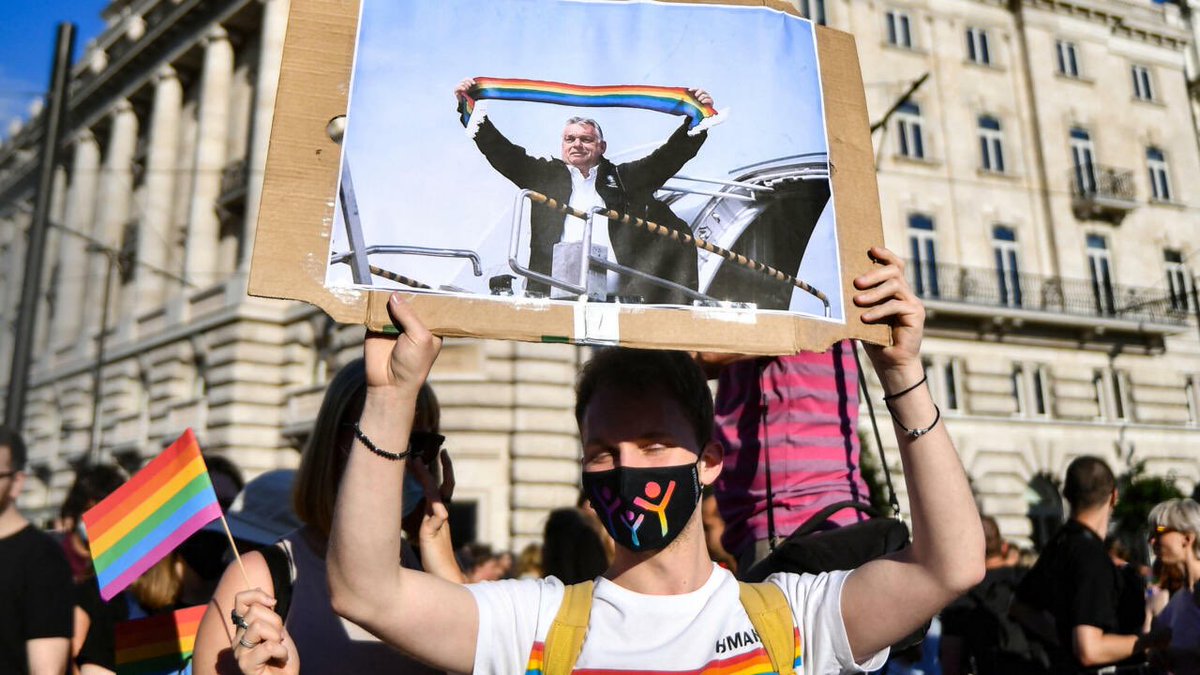 Jak se z Maďarska stal anti-LGBT stát? Začalo to v zimě 2020 gay orgií europoslance Szájera, která narušila konzervativní image Fideszu. Od té doby běží anti-LGBT tažení v legislativě, kampani i v médiích. Zákaz Prideu je vrchol dlouhého procesu.

Na jaře 2021 Fidesz na Szájerovu
