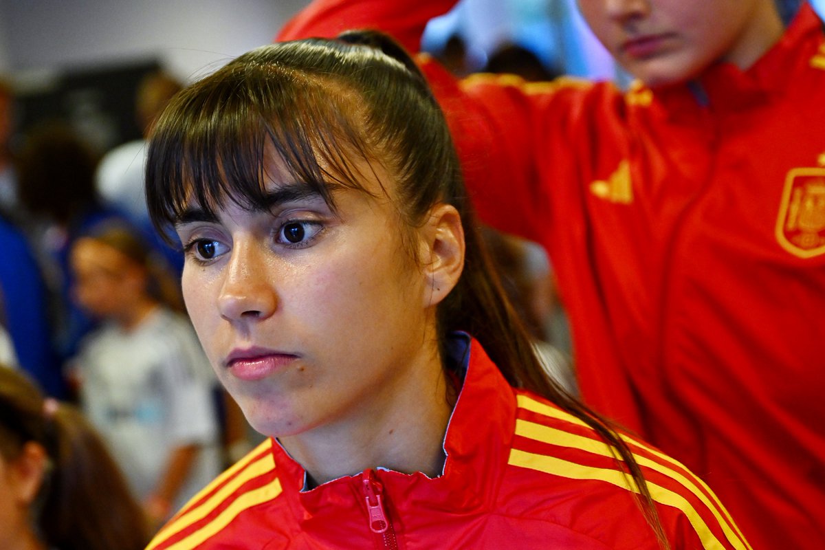 La cara de buena que tiene y la que ha liado.

🇫🇷 🆚 🇪🇸 | 0-1 | 30'

#NuestraBase | #U19WEURO