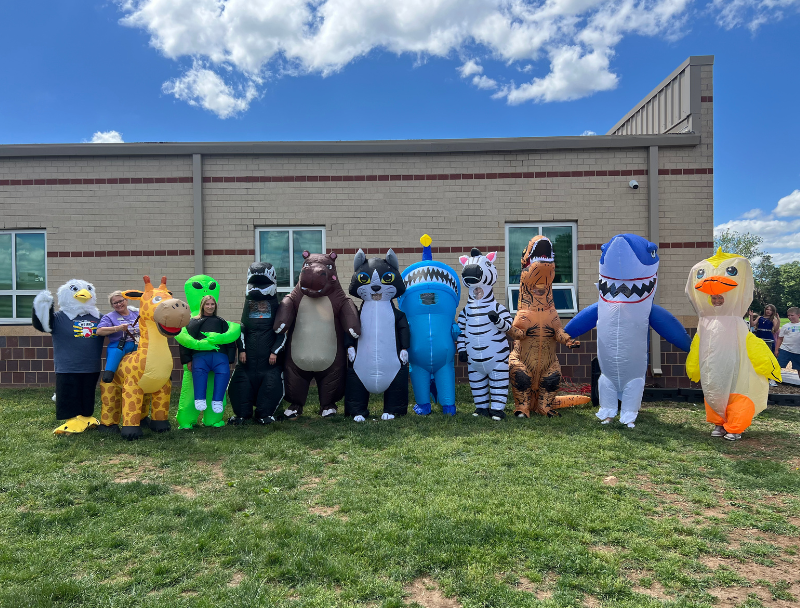 📚👽During a school-wide Reading Celebration, students at High Pointe Elementary enjoyed ice cream 🍦and inflatable animal races. 🦖🦒