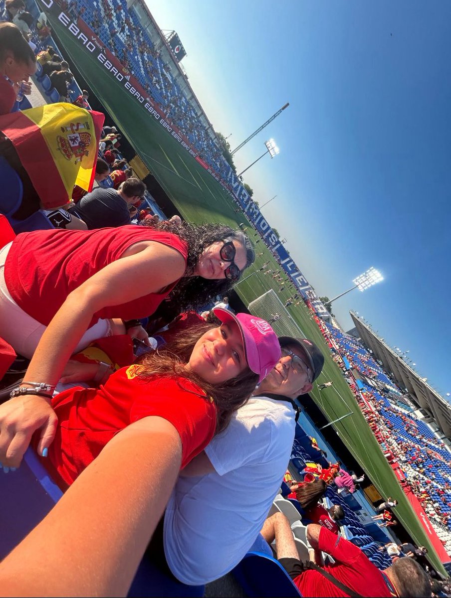 Disfrutando de una tarde de fútbol con la <a href="/SEFutbolFem/">Selección Española Femenina de Fútbol</a> en el estadio de butarque