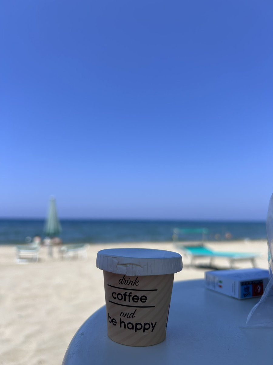 Ultimo caffè in spiaggia.