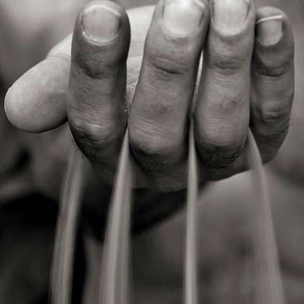 تسرب العمر رملا من اصابعنا 
ونحن ننظر في راحات ايدينا