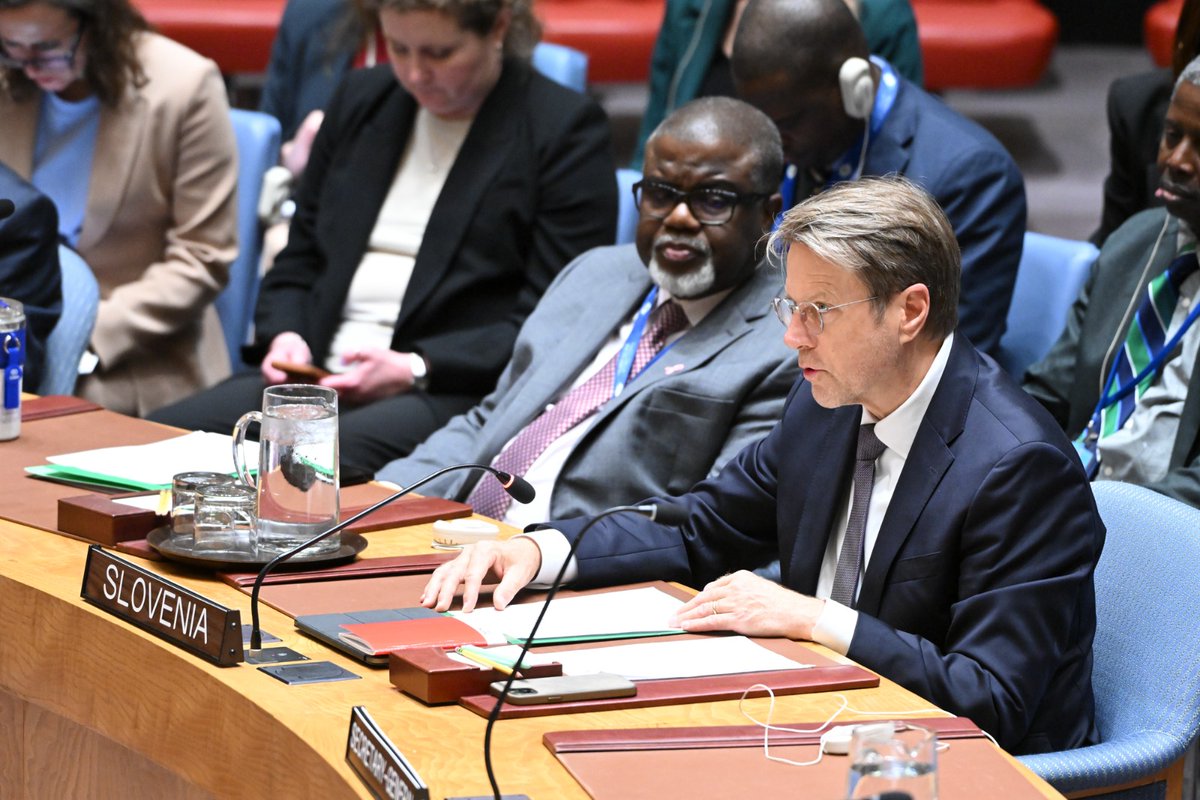 The immense scale of human suffering in Sudan is man-made &amp; the result of deliberate choices.

At today’s #UNSC meeting, Slovenia:

🔹️Renewed its call for peace
🔹️Condemned all attacks on humanitarian &amp; medical staff
🔹️Stressed the need to hold all perpetrators accountable.